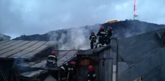 მთაწმინდაზე საცხოვრებელი სახლი იწვის