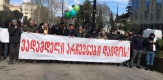 აქციის მონაწილეები პარლამენტიდან ივანიშვილის რეზიდენციისკენ მსვლელობას მართავენ