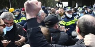 ირაკლი აბუსერიძის მხარდამჭერები სოსო ტყემალაძეს სიტყვიერად დაუპირისპირდნენ