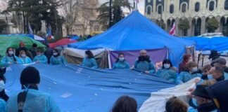 პარლამენტის შენობასთან ექიმებმა სამედიცინო კარავი გაშალეს