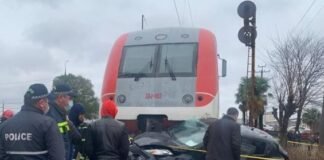 სამგზავრო მატარებელი მანქანას დაეჯახა