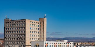 კლინიკა “რუსთავში” ასაცრელად მისულებს რამდენიმე საათი ლოდინი მოუწიათ