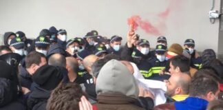 ბიძინა ივანიშვილის რეზიდენციასთან სამოქალაქო აქტივისტებსა და პოლიციას შორის დაპირისპირებაა