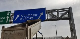 ხიდის ქვეშ სატვირთო ავტომობილის კონსტრუქცია გაიჭედა(ვიდეო)