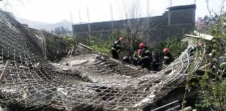 საგანგებო: მაშველებმა ნანგრევებიდან სამი ადამიანი გამოიყვანეს, ერთი გარდაცვლილი