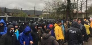 პოლიცია გუმათში აქციის მონაწილეებს გზის გახსნისკენ მოუწოდებს