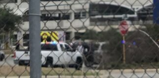 აშშ-ს ერთ-ერთ აეროპორტში მამაკაცი ავტომობილით შევარდა და ცეცხლი გახსნა