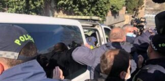 “ქართული ოცნების” ოფისთან 12 აქტივისტი დააკავეს