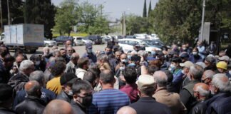 “რუსთავის აზოტში” დასაქმებულებმა საწარმოში შესასვლელი გზა გადაკეტეს