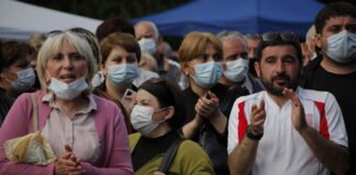 გაფიცულებმა ადმინისტრაციის წარმომადგენლებს “სირცხვილის კორიდორი” მოუწყვეს