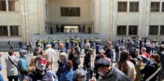 “არა ჯალათების ამნისტიას” – პარლამენტში დეპუტატებს შეძახილების ფონზე ხვდებიან