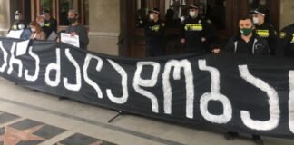 აქცია რუსთაველის თეატრთან – მაყაშვილის მხარდამჭერი აქცია მსახიობებმა გააპროტესტეს