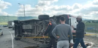 რუსთავი-ლილოს მიმართულებით მოძრავი მიკროავტობუსი ამობრუნდა