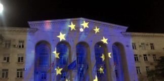 რუსთავის მუნიციპალიტეტის შენობა ევროკავშირის დროშის ფერებში განათდა