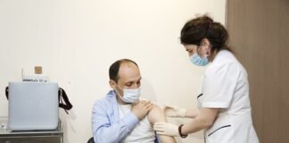 ლევან დავითაშვილი “სინოფარმით” აიცრა