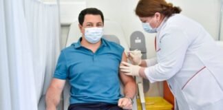 არჩილ თალაკვაძე “სინოფარმის” ვაქცინით აიცრა