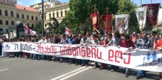 17 მაისს, ოჯახის სიწმინდის დღეს, სასულიერო პირები ქუჩებს აკურთხებენ