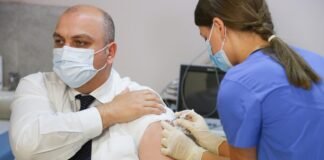 ინფრასტრუქტურის მინისტრი “სინოფარმის” ვაქცინით აიცრა