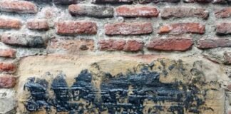 თბილისში VIII საუკუნის არაბული წარწერა ცხელი გუდრონით გადაშალეს