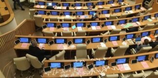 დეპუტატებს ფურცლები გადააყარეს – საპროტესტო პერფორმანსი სხდომათა დარბაზში