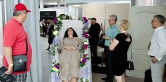 კიევში ტანსაცმლის ჩვენება გაიმართა, მოდელები პოდიუმზე კუბოებში გამოჰყავდათ