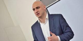 “გადაიფურცლა ეს გვერდი, მივდივართ წინ” – ნიკა მელია პარლამენტში მივიდა