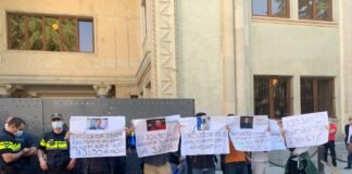 “პუფები” და კლოუნები პარლამენტთან – აქციის მონაწილეები ენმ-ს გადაწყვეტილებას აპროტესტებენ