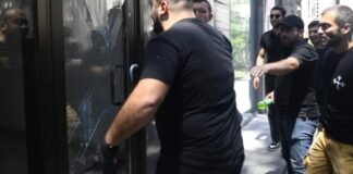 ჰომოფობიური ჯგუფები “სირცხვილიას” ოფისში შეიჭრნენ