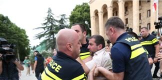 პარლამენტის წინ დაპირისპირება მოხდა- ოპერატორს ფიზიკურად გაუსწორდნენ