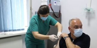 ქვემო ქართლში სახელმწიფო რწმუნებული კოვიდვაქცინის მეორე დოზით აიცრა