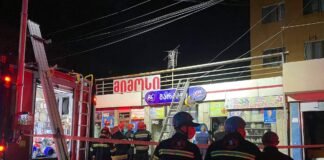 მე-19 მიკრორაიონში ხანძარი მაღაზიის სახურავზე გაჩნდა