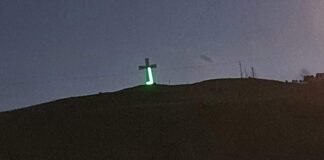 რუსთავის ჯვარი ნაწილობრივ ანათებს