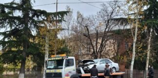 ავტოსაგზაო შემთხვევა – შეჯახების შედეგად მსუბუქი ავტომობილი ამობრუნდა