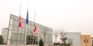 ქვემო ქართლში ადმინისტრაციულ შენობებთან, საქართველოს დროშა დაეშვა