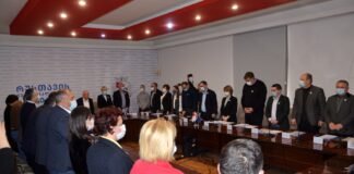 საკრებულოს სხდომა უკრაინაში დაღუპულ მოქალაქეთა ხსოვნისადმი პატივის მიგებით გაიხსნა