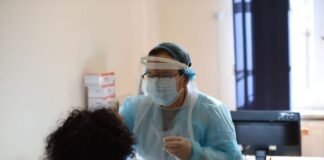 სკოლებში თანამშრომლების კოვიდტესტირება სკოლის ექიმებმა დაიწყეს