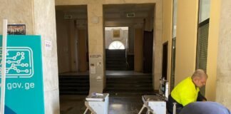 რუსთავის მერიის შენობაში ტურნიკეტი დაამონტაჟეს