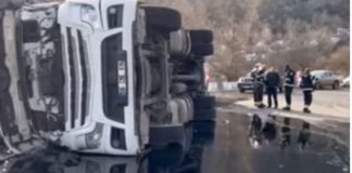 სატვირთო მანქანა გადაბრუნდა – ავტომობილიდან მტკვარში გუდრონი ჩაიღვარა