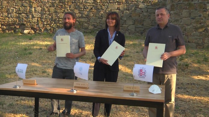 Sequence 01.00_15_34_10.Still003