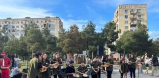 ლეონიძის სკვერში ჯანსულ კახიძის სახელობის მეოთხე სამუსიკო სკოლის კონცერტი გაიმართა.