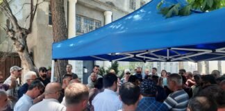 გაფიცულ თანამშრომლებსა და ადმინისტრაციას შორის მოლაპარაკება გაიმართა