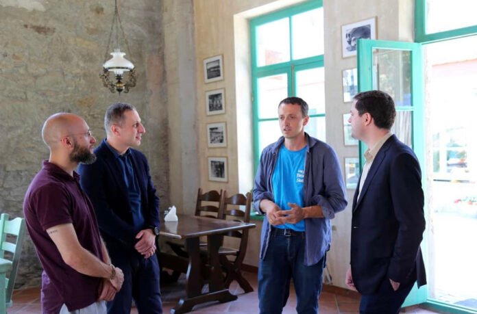 9988349B-CFC0-4043-8DF4-A9EF236DF941