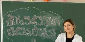 რუსთავის საგამოცდო ცენტრში მეთვალყურემ აპლიკანტებისთვის დაფა ცარცით მოხატა