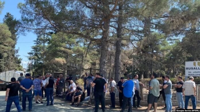 CCCC917C-0038-40FF-A530-C6FD21F7763A