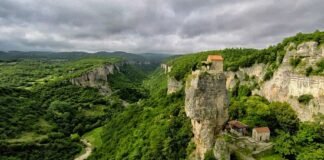 BBC სამოგზაურო გვერდზე კაცხის სვეტის შესახებ სტატიას აქვეყნებს