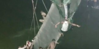 ინდოეთში სულ მცირე 68 ადამიანი ემსხვერპლა ხიდის ჩამონგრევას