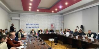 საკრებულოს სხდომათა დარბაზში ქონების მართვისა და ბუნებრივი რესურსების საკითხების კომისიის სხდომა გაიმართა