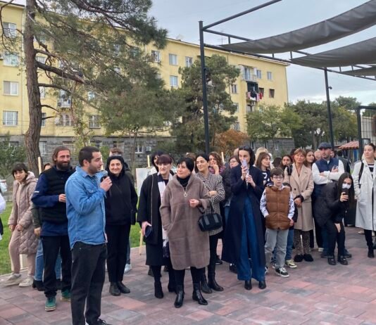 ღია საგამოფენო სივრცეში ლაშა კალანდაძის ნამუშევრების გამოფენა გაიმართა