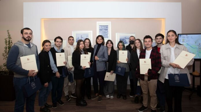 სტუდენტი