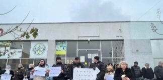 მე-20 საჯარო სკოლასთან ქართლოს სამარგულიანის მხარდასაჭერი მდუმარე აქცია გაიმართა